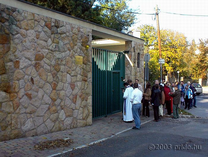 „Betet für die, die euch verfolgen“ — Entsühnungsmesse und Kerzenanzünden vor der Apostolischen Nuntiatur für die ermordeten Schwulen und Lesben, sowie für ihre Mörder – 11. Oktober 2003 (Foto: Pride.hu)