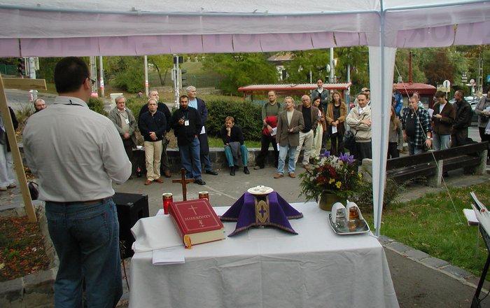 „Betet für die, die euch verfolgen“ — Entsühnungsmesse und Kerzenanzünden vor der Apostolischen Nuntiatur für die ermordeten Schwulen und Lesben, sowie für ihre Mörder – 11. Oktober 2003 (Foto: Monatsschrift Mások)