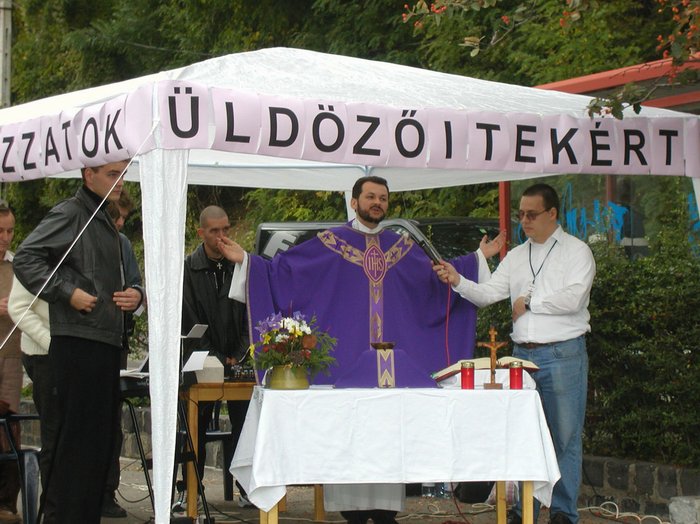 „Betet für die, die euch verfolgen“ — Entsühnungsmesse und Kerzenanzünden vor der Apostolischen Nuntiatur für die ermordeten Schwulen und Lesben, sowie für ihre Mörder – 11. Oktober 2003 (Foto: Monatsschrift Mások)