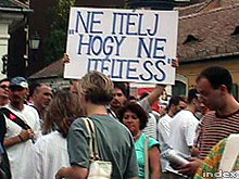 „Richte nicht, damit du nicht gerichtet wirst“ — die waren nicht wir: Gott sei Dank, die Bibel kennen auch andere Leute. — Demonstration gegen den schleichenden Faschismus, 16. Juli 2001 (Foto: index.hu)
