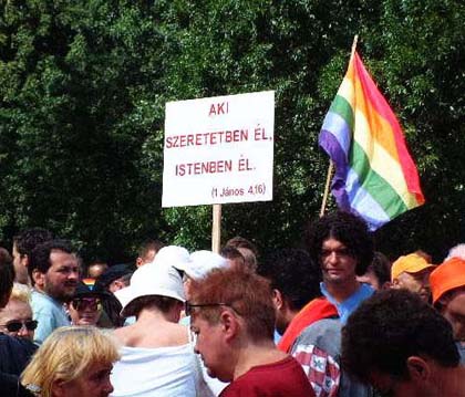 „Wer in der Liebe bleibt, der bleibt in Gott“ (1 Joh 4,16) —
Gay Pride Day, Budapest, 29. Juni 2002 (Foto: www.korridor.hu)