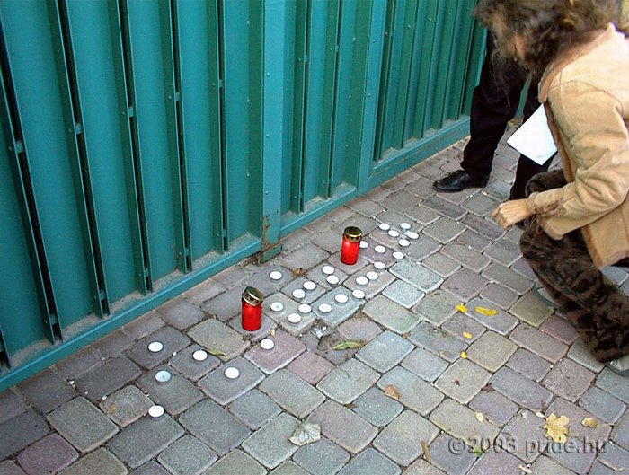 Betet fr die, die euch verfolgen  Entshnungsmesse und Kerzenanznden vor der Apostolischen Nuntiatur fr die ermordeten Schwulen und Lesben, sowie fr ihre Mrder  11. Oktober 2003 (Foto: Pride.hu)