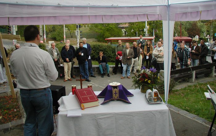 Betet fr die, die euch verfolgen  Entshnungsmesse und Kerzenanznden vor der Apostolischen Nuntiatur fr die ermordeten Schwulen und Lesben, sowie fr ihre Mrder  11. Oktober 2003 (Foto: Monatsschrift Msok)