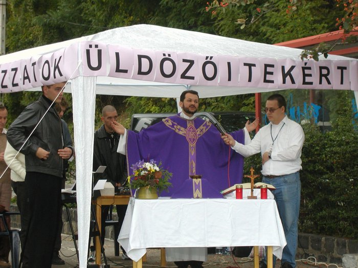 Imdkozzatok ldzitekrt!  Engesztel szentmise s gyertyagyjts az Apostoli Nunciatra eltt a trtnelem sorn elpuszttott melegekrt s gyilkosaikrt  2003. oktber 11. (Fot: Msok)