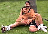 Két homoszexuális férfi pihen egy parkban. Copyrighted - Jeremiah Films.