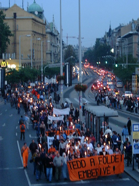 Friedensmarsch von der Humanistischen Bewegung am 22. September 2001, wo wir auch anwesend waren. (Foto: www.humanista.hu)
