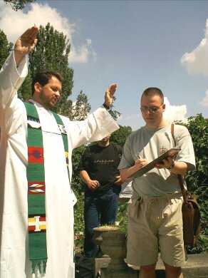 Bertalan Sndor segnet das Grabmal des Kroly Kertbeny  Schriftsteller und bersetzer, dessen Familienname brigens Benkert war, hatte das Wort Homosexualitt geprgt , 29. Juni 2002 (Foto: www.gay.hu)